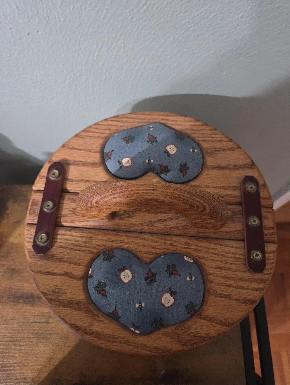 Vintage 1999 Signed Wooden Bushel Sewing Basket Split Lid Farmhouse Apple Bee.